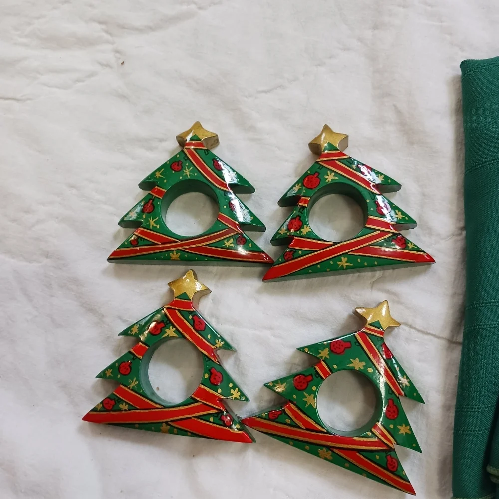 4‎  Christmas Tree Napkin Rings Plastic W/ 4 Green Cloth Napkins Holiday